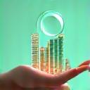Symbol für Transparenz: Eine Hand hält ein lupenähnliches Objekt über abstrakte Geld-Symbole.
